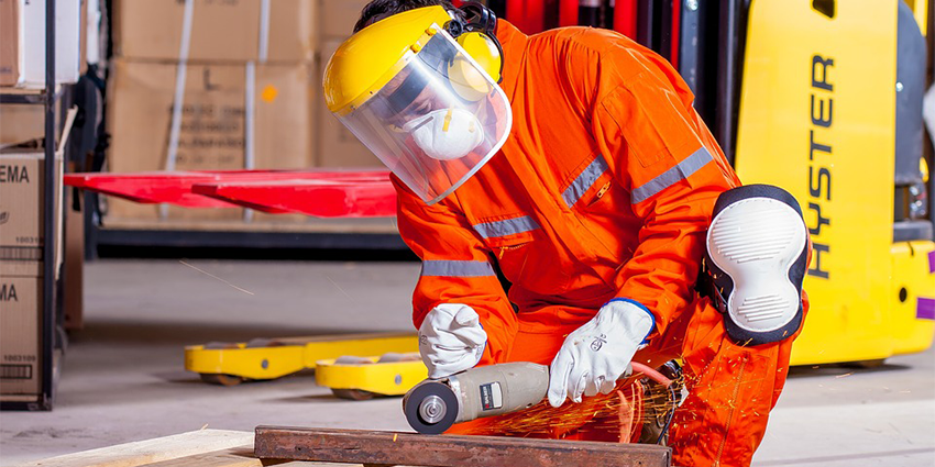 Trabalhador usando vestuário e uniformes de trabalho