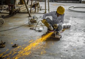 Homem a operar barbequim elétrico utilizando proteção ocular